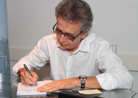 Eloizo Durães promovendo filantropia e impacto social por meio da venda de livros.