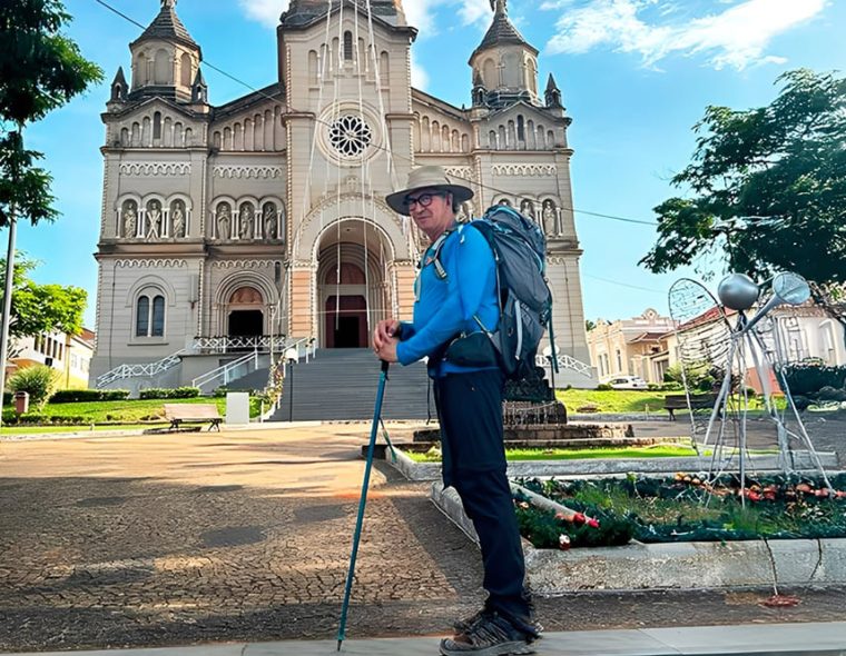Eloizo Durães, fundador da Fundação Gentil Afonso Durães, em frente à Igreja Matriz de São Francisco de Paula em Ouro Fino, MG.