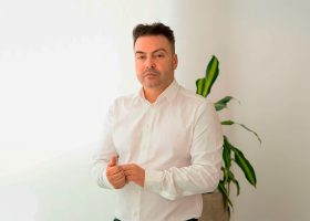 Ademir Pereira de Andrade analisando oportunidades no mercado imobiliário de Igaratá.