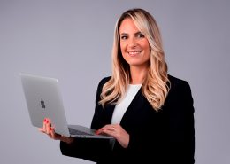 Executivo utilizando o LinkedIn para construir autoridade e reputação digital na era da inteligência artificial.