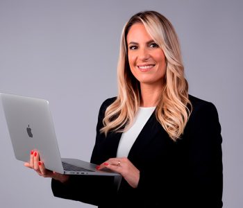 Executivo utilizando o LinkedIn para construir autoridade e reputação digital na era da inteligência artificial.