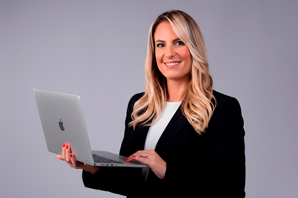 Carolina Dostal em retrato profissional falando sobre autoridade digital e reputação na era da IA