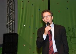 Eloizo Durães durante homenagem em São Paulo por suas ações filantrópicas voltadas à educação e inclusão social.