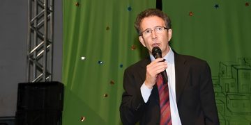 Eloizo Durães durante homenagem em São Paulo por suas ações filantrópicas voltadas à educação e inclusão social.