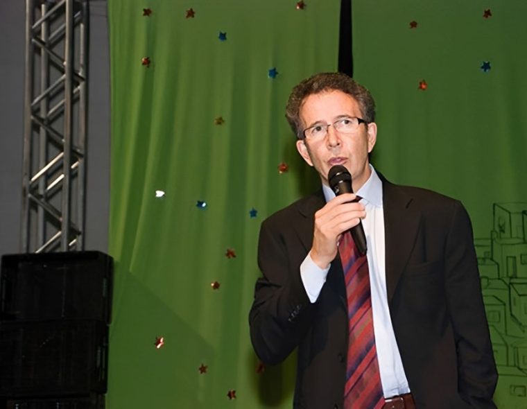 Eloizo Durães durante homenagem em São Paulo por suas ações filantrópicas voltadas à educação e inclusão social.