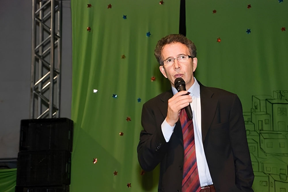 Eloizo Durães durante homenagem em São Paulo por suas ações filantrópicas voltadas à educação e inclusão social.