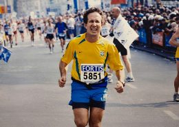 Homem correndo em maratona simboliza a jornada de transformação promovida pelo curso de informática da Fundação Gentil Afonso Durães.