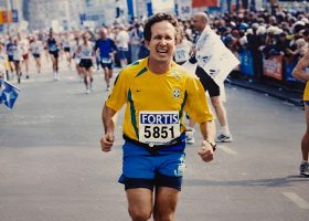 Homem correndo em maratona simboliza a jornada de transformação promovida pelo curso de informática da Fundação Gentil Afonso Durães.