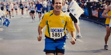 Homem correndo em maratona simboliza a jornada de transformação promovida pelo curso de informática da Fundação Gentil Afonso Durães.