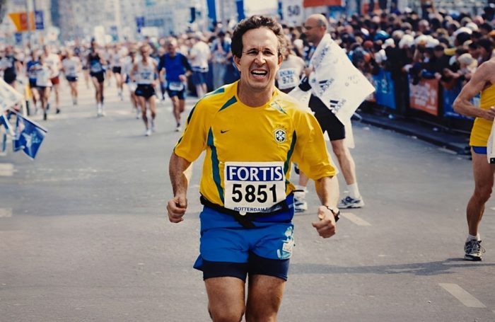 Homem correndo em maratona simboliza a jornada de transformação promovida pelo curso de informática da Fundação Gentil Afonso Durães.