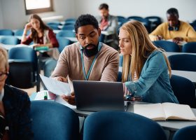 Profissional estudando para pós-graduação e MBA visando aumento salarial e crescimento no mercado de trabalho.
