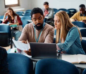 Profissional estudando para pós-graduação e MBA visando aumento salarial e crescimento no mercado de trabalho.