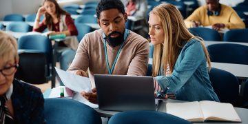 Profissional estudando para pós-graduação e MBA visando aumento salarial e crescimento no mercado de trabalho.