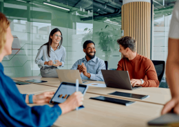 Equipe de tecnologia integrada em ambiente corporativo