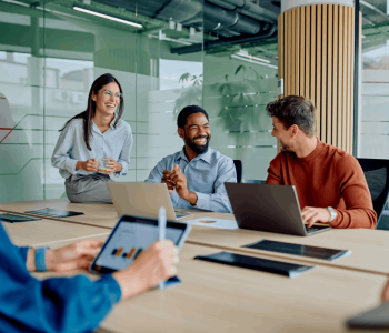 Equipe de tecnologia integrada em ambiente corporativo