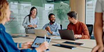Equipe de tecnologia integrada em ambiente corporativo