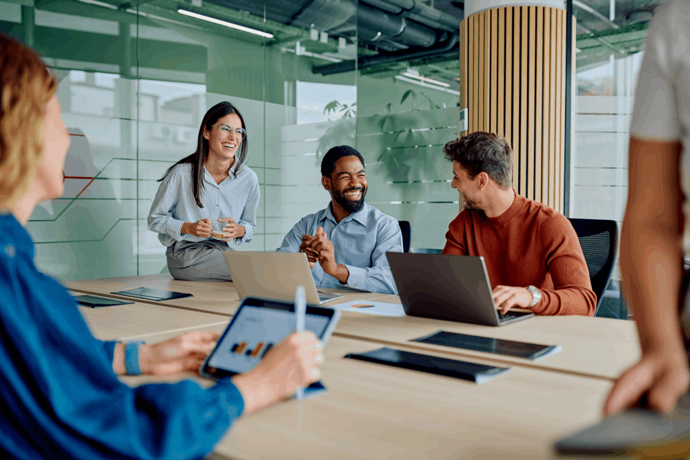Equipe de tecnologia integrada em ambiente corporativo