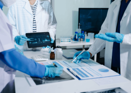 Profissional utiliza IA para otimizar processos na indústria farmacêutica