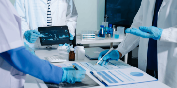 Profissional utiliza IA para otimizar processos na indústria farmacêutica