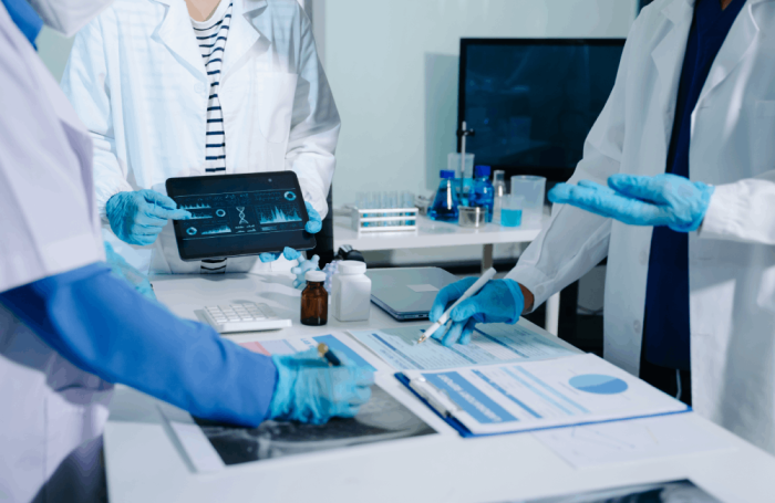 Profissional utiliza IA para otimizar processos na indústria farmacêutica