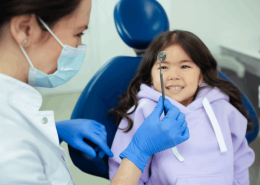 Avaliação ortodôntica infantil durante consulta odontológica.