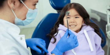 Avaliação ortodôntica infantil durante consulta odontológica.