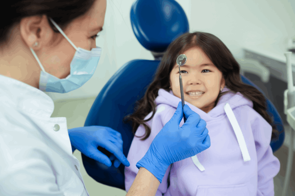Avaliação ortodôntica infantil durante consulta odontológica.