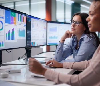 Equipe analisa dados e estratégias de validação de mercado para otimizar a prospecção B2B e reduzir riscos comerciais.