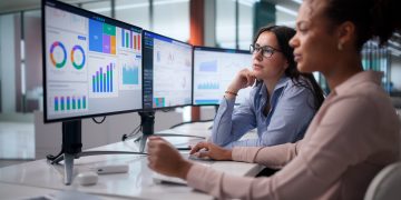 Equipe analisa dados e estratégias de validação de mercado para otimizar a prospecção B2B e reduzir riscos comerciais.