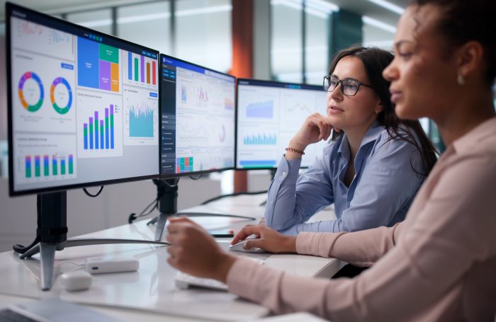 Equipe analisa dados e estratégias de validação de mercado para otimizar a prospecção B2B e reduzir riscos comerciais.