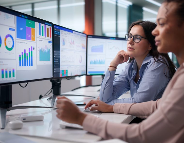 Equipe analisa dados e estratégias de validação de mercado para otimizar a prospecção B2B e reduzir riscos comerciais.