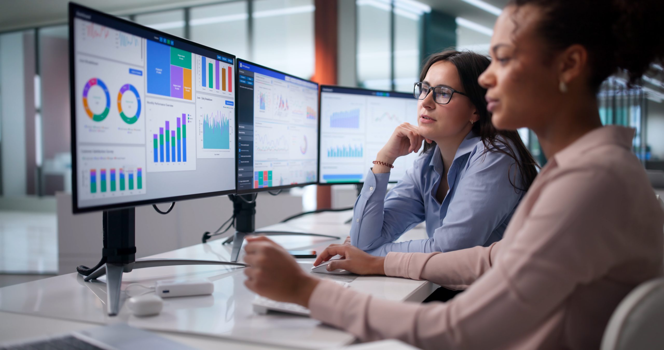 Equipe analisa dados e estratégias de validação de mercado para otimizar a prospecção B2B e reduzir riscos comerciais.