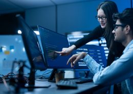 Profissionais em ambiente corporativo analisam dashboards e soluções de tecnologia corporativa, com foco em inteligência artificial, automação e transformação digital no Brasil.