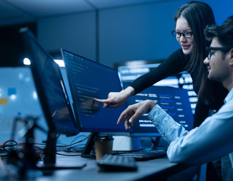 Profissionais em ambiente corporativo analisam dashboards e soluções de tecnologia corporativa, com foco em inteligência artificial, automação e transformação digital no Brasil.