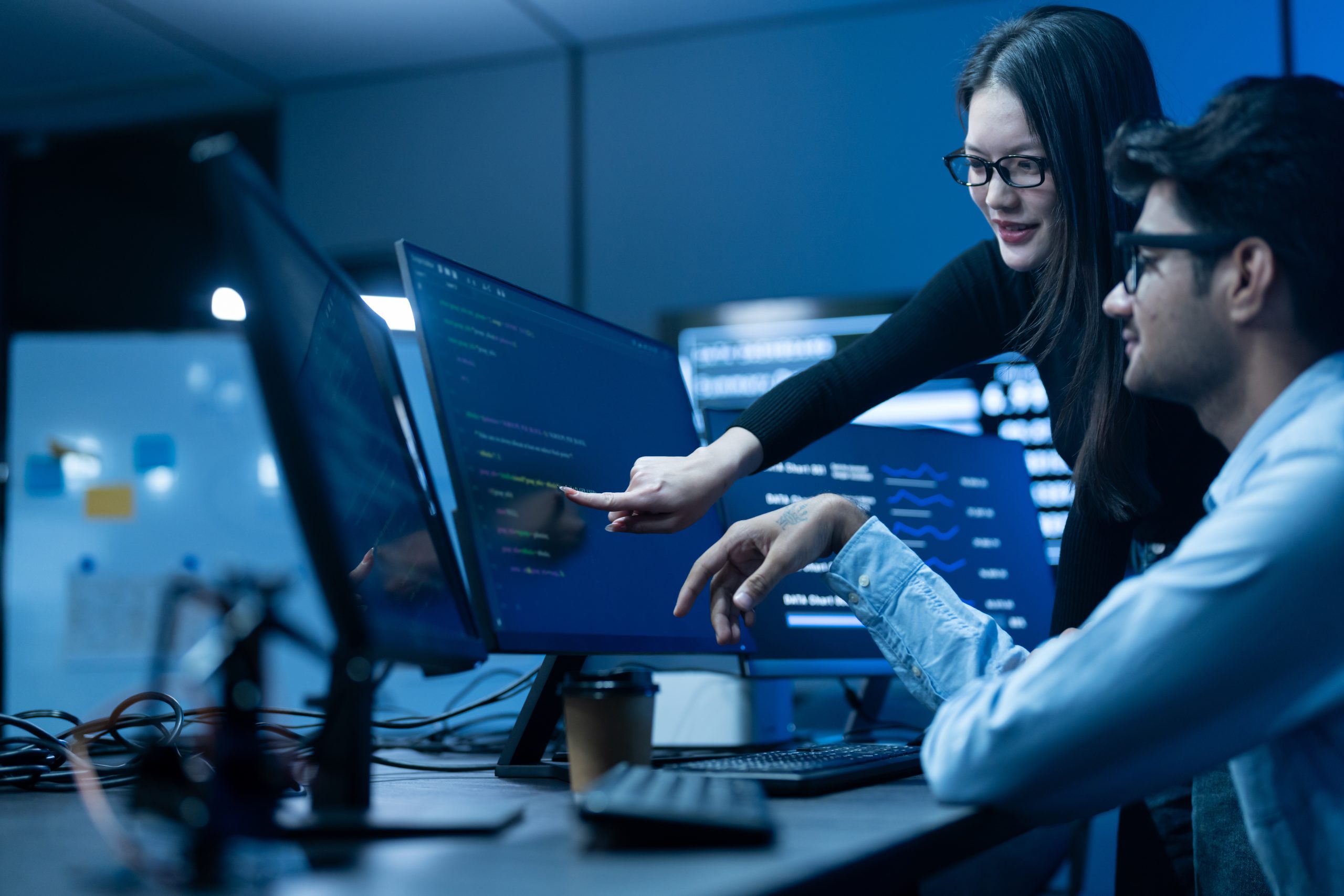 Profissionais em ambiente corporativo analisam dashboards e soluções de tecnologia corporativa, com foco em inteligência artificial, automação e transformação digital no Brasil.
