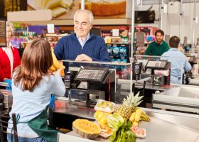 Selo Acolhe promove acessibilidade para pessoas 60+. Imagem: Adobe Stock