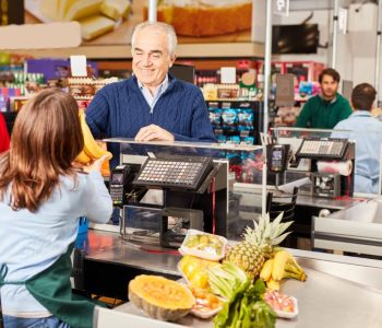 Selo Acolhe promove acessibilidade para pessoas 60+. Imagem: Adobe Stock