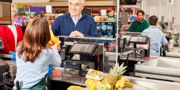 Selo Acolhe promove acessibilidade para pessoas 60+. Imagem: Adobe Stock