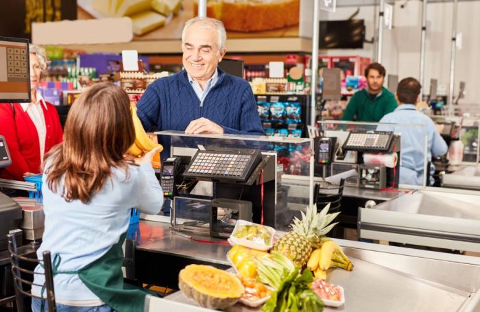 Selo Acolhe promove acessibilidade para pessoas 60+. Imagem: Adobe Stock