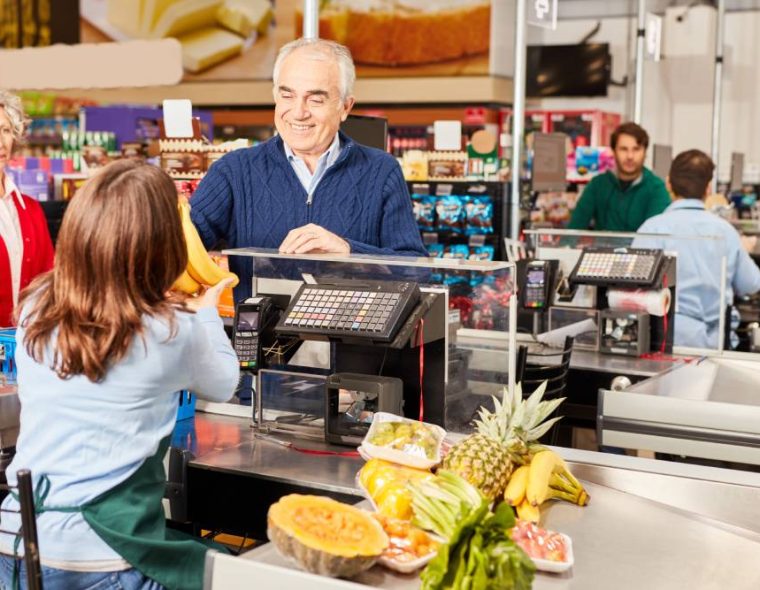 Selo Acolhe promove acessibilidade para pessoas 60+. Imagem: Adobe Stock