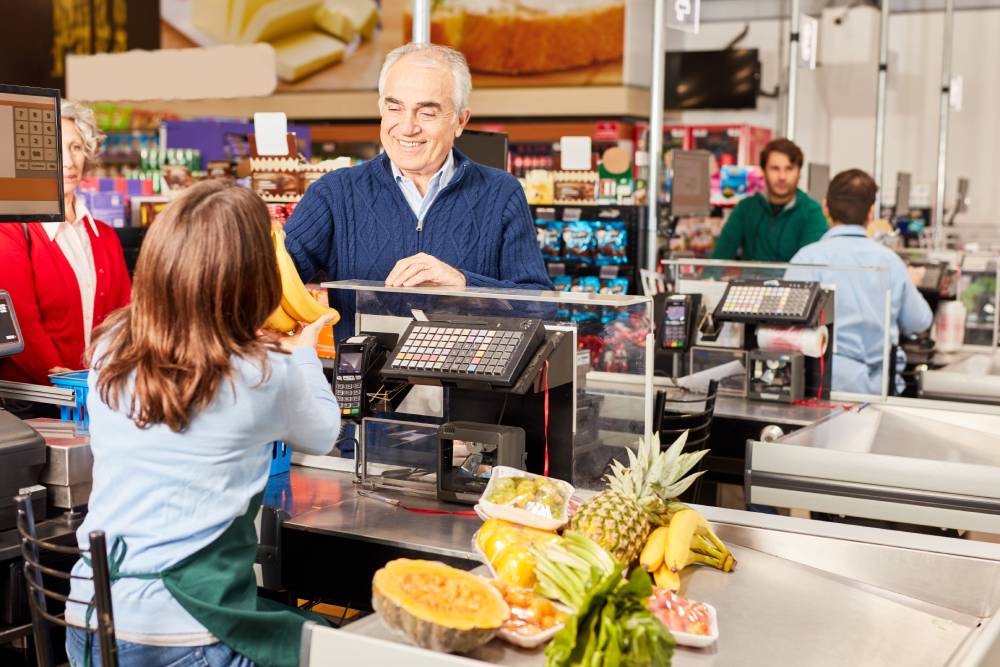Selo Acolhe promove acessibilidade para pessoas 60+. Imagem: Adobe Stock